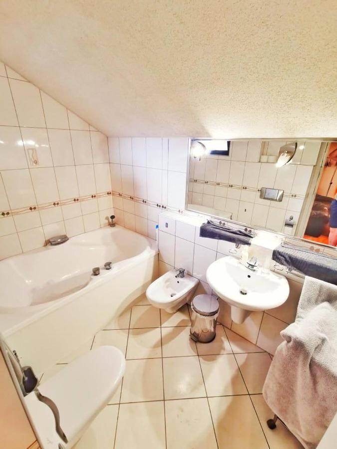Apartman Poirot Balcony Эрд Экстерьер фото